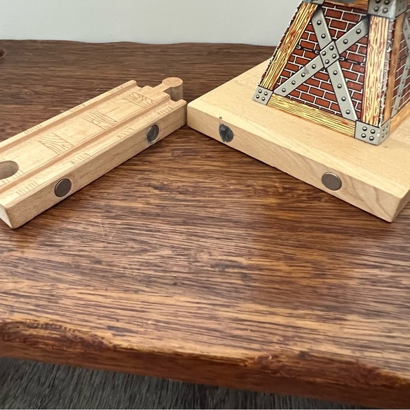 Thomas & Friends Wooden Railway Sodor Yellow Water Tower + Magnetic Track Piece - Picture 2 of 4